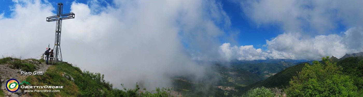 50 in vetta Cornagerra (1311 m) con squarci di sereno e sole e nubi-nebbie vaganti.jpg